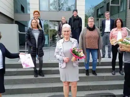 Verabschiedung im kleinen Kreis vor dem Rathaus: (vorn, v.li.) B&uuml;rgermeisterin Petra Lausch, Elisabeth von Minden, J&ouml;rg Busch (Kita-Leiter Sonnenh&uuml;gel Friedrichsfehn), (2. Reihe, v.li.) Heike Barenbr&uuml;gge (Kita-Leiterin Edewecht), Inger B&ouml;seler (stv. Kita-Leiterin Friedrichsfehn), Monika Lange (stv. Kita-Leiterin Edewecht), Angelika Hillje (Kita-Leiterin L&uuml;ttje Hus Edewecht), (hinten, v.li.) Stefani K&uuml;hl (Krippen-Leiterin L&uuml;ttefehn Friedrichsfehn), Kira Wiechert (Personalrat), Inga Koch (Bildung und Sport) und Nico Pannemann (Fachbereichsleiter I Innere Dienste und B&uuml;rgerservice)
