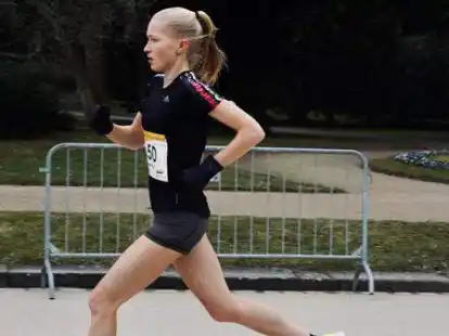Schnell unterwegs: Josina Papenfu&szlig; beim Invitational Run in Dresden im M&auml;rz 2021.
