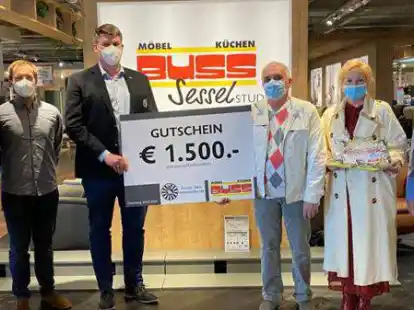 Dicker Gutschein f&uuml;r die Hauptgewinner bei M&ouml;bel Buss (v.li.): Oliver Ha&szlig; (Gesch&auml;ftsleitung M&ouml;bel Buss), Benedikt Zimmermann (Round Table), Jan Sprenger (Pr&auml;sident Round Table), Eheleute Bernhardt (Gewinner) und Michael Lichterfeld (Verkaufsleiter M&ouml;bel Buss).