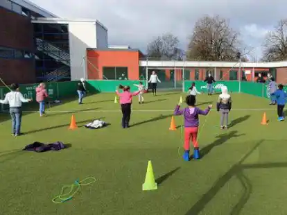 Gemeinsames Bewegen &ndash; auch eine Quelle des Gl&uuml;cklichseins in Zeiten von Corona, hier das Rope Skipping f&uuml;r Kinder an der Grundschule Bloherfelde.