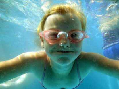 Im Juni k&ouml;nnen Kinder von f&uuml;nf bis zw&ouml;lf Jahren im Vareler Hallenbad Schwimmen lernen.