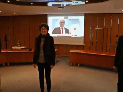 Ungew&ouml;hnliche &Uuml;bergabeform: In der Videokonferenz teilte Kultusminister Grant Hendrik Tonne mit, wie hoch die F&ouml;rderung f&uuml;r den Ganztagsausbau in Ofen ist. Elternvertreter Hendrik Nordmann (v.li.), Schulleiterin Barbara Schwarte und B&uuml;rgermeister Arno Schilling freuten sich &uuml;ber die F&ouml;rderung.