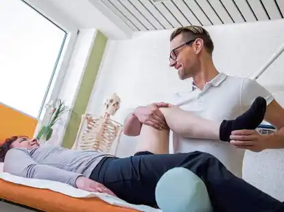 Viele Verletzungen und Beschwerden im Knie lassen sich konservativ behandeln, zum Beispiel beim Physiotherapeut.
