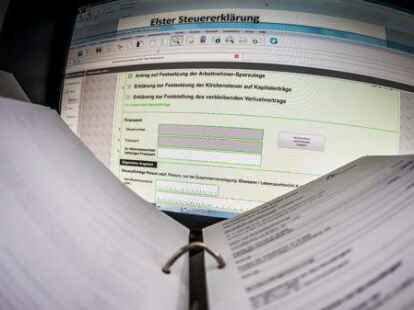 Eine Seite f&uuml;r die &Uuml;bermittlung der Steuererkl&auml;rung &uuml;ber das Elster-Online-Portal ist auf einem Computermonitor ge&ouml;ffnet.
