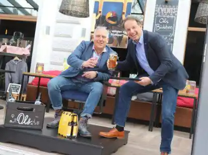 Auf blauem Samt im Brauhaus &ndash; Staatstheater-Intendant Christian Firmbach servierte Brauhaus-Chef Marc Juschka auf einem der alten Theatersessel als Dankesch&ouml;n f&uuml;r die Unterst&uuml;tzung am Freitag schon mal ein frisches OLs.