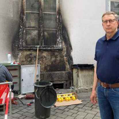 Nur froh, dass seine sch&ouml;ne, alte Apotheke noch steht: Hirsch-Apotheker  Wilfried Feik sprach- und fassungslos vor der Brandstelle an der Achternstra&szlig;e.