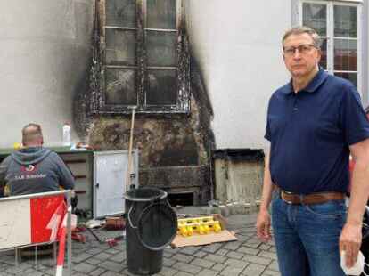Nur froh, dass seine sch&ouml;ne, alte Apotheke noch steht: Hirsch-Apotheker  Wilfried Feik sprach- und fassungslos vor der Brandstelle an der Achternstra&szlig;e.