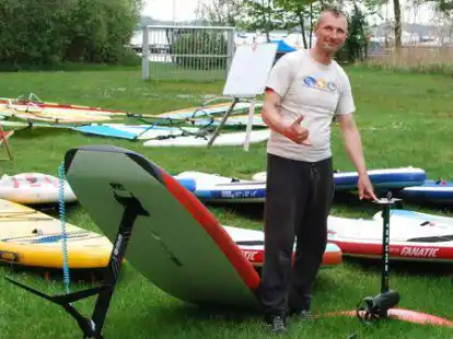 Schulung und Verleih: Alex Ronniger von der „Funsport-Windsurfschule“ bringt Anfängern den Umgang mit dem Foil bei und verleiht die Sportgeräte auch am Zwischenahner Meer.