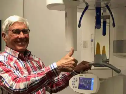 Das Panorama-R&ouml;ntgenger&auml;t f&uuml;r Sierra  Leone: Dr. Manfred Meyer freut sich &uuml;ber die neuen Behandlungsm&ouml;glichkeiten.