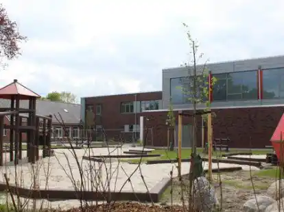 Das sieht schon richtig gut aus: Der neu gestaltete Schulhof der Grundschule Metjendorf. Der neue Kletterturm (r.) liegt allerdings noch in der Horizontalen.