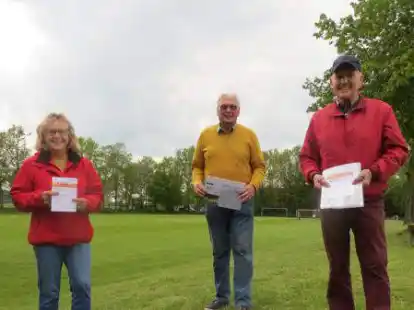 Die erfolgreichsten Sportabzeichensammler beim SV Eintracht Wiefelstede: Marlies Diedenhofen (33 Sportabzeichen, v. l.), Uwe Niemeier (46) und Wilhelm Fierdag (48).