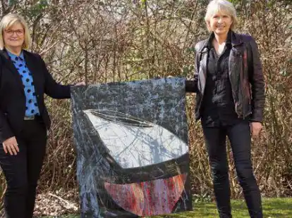 Karin Vogel (links), Gesch&auml;ftsf&uuml;hrerin des Reha-Zentrums Oldenburg, freut sich &uuml;ber die Ausstellung von Martina van de Gey.