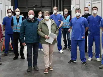 Marlies Hohmann und ihr Ehemann (vorne) mit einem Team des Impfzentrums Oldenburg, Impfzentrum, Lebensretter