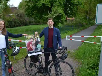 Auf zwei Rädern unterwegs: Laura Backhaus und Sebastian Ross treffen sich am Kleinbahnweg, um die gemeindeübergreifenden Radwege zu testen.