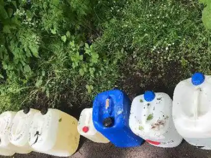 In Rastede illegal abgestellt: Mehrere Kanister mit Chemikalien