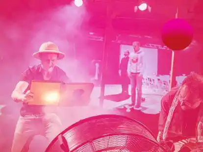 Ziemlich viel Pink: Und die Farbe zieht sich beim Festival &bdquo;Flausen+Banden!&ldquo; konsequent durch. Das gilt auch f&uuml;r das Pressebild von Markus & Markus.