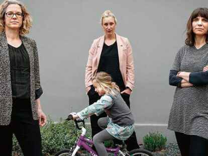 Sind mit der Antwort von Kultusminister Hendrik Tonne unzufrieden: Dinah Maasch (von links), Julia G&uuml;nther mit ihrer Tochter und Isabel Rojas.