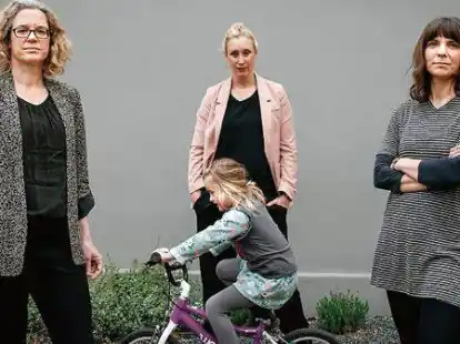 Sind mit der Antwort von Kultusminister Hendrik Tonne unzufrieden: Dinah Maasch (von links), Julia G&uuml;nther mit ihrer Tochter und Isabel Rojas.