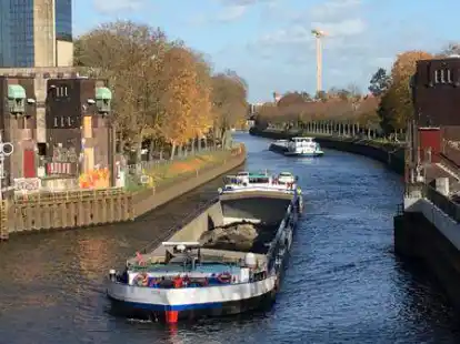 Freie Fahrt nur noch f&uuml;r die Schiffe: Der &Uuml;berbau der C&auml;cilienbr&uuml;cke wurde vor gut einem Jahr ausgehoben.
