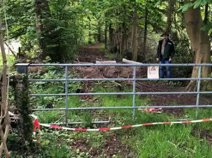 Beliebter Spazierweg vom G&ouml;hlen in Rastede zur Parkstra&szlig;e: Wald- und Wegeigent&uuml;mer Jens Jan&szlig;en &auml;rgert sich &uuml;ber Spazierg&auml;nger, die M&uuml;ll in der Natur hinterlassen.