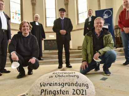 F&ouml;rderverein evangelisch-reformierte Christen: von links Dr. Hartmut Fischer (Beisitzer), Thomas Severiens (1. Vorsitzender), Kirchenpr&auml;sident Dr. Martin Heimbucher, Pr&auml;ses Ingo Brookmann, Bischof Thomas Adomeit, Holger Robbe (Schatzmeister), Herbert R&uuml;st (Beisitzer)