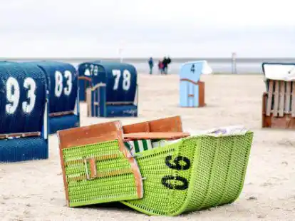 22.05.2021, Niedersachsen, Neuharlingersiel: Ein durch den starken Wind umgekippter Strandkorb liegt bei tr&uuml;bem Wetter am Strand. An der K&uuml;ste und auf den Inseln werden &uuml;ber Pfingsten viele Touristen erwartet. Foto: Hauke-Christian Dittrich/dpa +++ dpa-Bildfunk +++