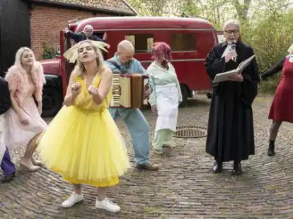 Kommt nach S&uuml;ddorf an den K&uuml;stenkanal: das &bdquo;Feuerrote Spielmobil&ldquo; der August-Hinrichs-B&uuml;hne am Oldenburgischen Staatstheater. Gespielt wird das plattdeutsche Theaterst&uuml;ck &bdquo;&Uuml;nner den Melkwold&ldquo; &ndash; coronagerecht unter freiem Himmel.