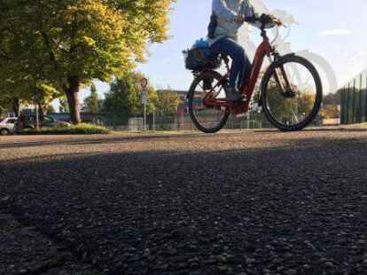 Schadstoffe in der Stra&szlig;e: Am Breeweg, hier vor der Edewechter Oberschule, soll die Fahrbahn erneuert werden. Der vorhandene Asphalt enth&auml;lt giftige Stoffe, die aufwendig entsorgt werden m&uuml;ssen.