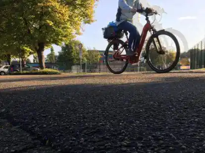 Schadstoffe in der Stra&szlig;e: Am Breeweg, hier vor der Edewechter Oberschule, soll die Fahrbahn erneuert werden. Der vorhandene Asphalt enth&auml;lt giftige Stoffe, die aufwendig entsorgt werden m&uuml;ssen.