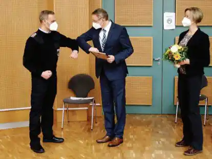 Vorbildlich: B&uuml;rgermeister Michael R&ouml;sner (Mitte) &uuml;bergibt an den neuen stellvertretenden Westersteder Ortsbrandmeister Jochen Luther die Ernennungsurkunde. Ratsvorsitzende Claudia Beeken wartet schon mit dem Blumenstrau&szlig;.