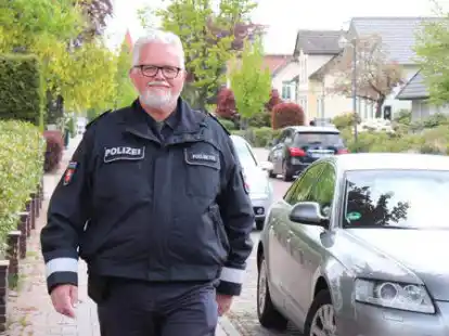 Zu Fu&szlig;  auf Streife: Polizeihauptkommissar Joachim Poelmeyer ist Rastedes erster Kontaktbereichsbeamter
