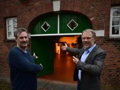 Laden wieder zu Kultur am Heinrich-Kunst-Haus in Ofenerfeld ein: Theo Gerdes (links) und Vereinsvorsitzender Richard Eckhoff.