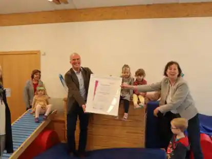 Ausgezeichnet:  Angelika Maasberg vom Kompetenzzentrum f&uuml;r Gesundheitsf&ouml;rderung (v. l.), Sigrid Lemp von der Gemeinde Wiefelstede, Andree Riedel von der Barmer und Gabriele Pauels, Leiterin der Kita.