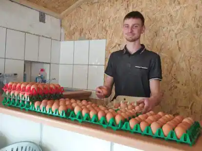 H&auml;lt mit gro&szlig;er Begeisterung H&uuml;hner und verkauft die Eier nicht nur in Godensholt, sondern ab Pfingsten auch im neuen Hofladen in Lohe: Tom-Cedric Brands.