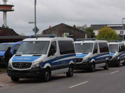 Razzia in Wahnbek: An der Schulstra&szlig;e standen Einsatzfahrzeuge mit abgeklebten Nummernschildern.