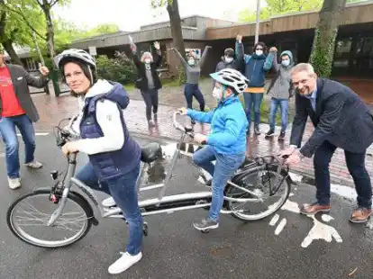Gro&szlig;e Freude &uuml;ber Mobilit&auml;t f&uuml;r alle an der Schule am Borchersweg: der stellvertretende Schulleiter Carsten Perkuhn (links) und Cassens-Gesch&auml;ftsf&uuml;hrer Torsten Schneermann (rechts) mit Elke Stuntebeck (AK Mobilit&auml;t), Dagmar Pradel (Mobiler Dienst Sehen), Schulassistentin Leah Gronewold, Tandemfahrer Jan Steinker (8), Ruben M&uuml;ller, Christiane L&uuml;bben (AK Mobilit&auml;t) und Jonathan Debener.