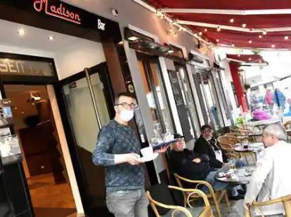 Bedient seine Kunden selbst: Madison-Chef Mesut Karadag.