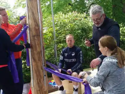 Erkl&auml;rt die Baumstamm-Fitnessger&auml;te: Ralph Butzin vom Oldenburger Turnerbund (zweiter von rechts).