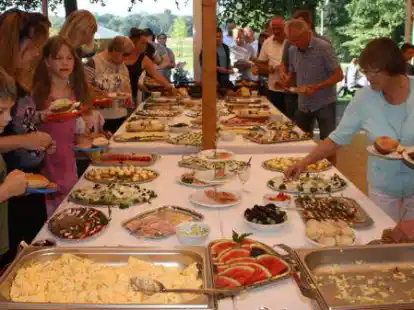 Ein Bild aus fast schon vergessenen Tagen: Der OBV Tange hofft, die Gemeinschaft im Sommer &ndash; wie hier vor Corona beim gemeinsamen Fr&uuml;hst&uuml;ck &ndash; wieder aufleben lassen zu k&ouml;nnen.