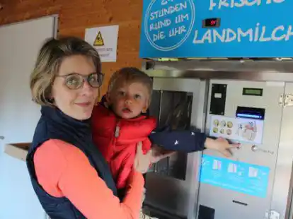 24 Stunden Milch am Tag: Sigrid Rothe und Enkel Mats an ihrer Milchtankstelle in Wiefelstede. Seit etwas mehr als f&uuml;nf Jahren ist sie in Betrieb.