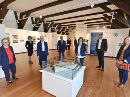 Gruppenfoto der Rednerinnen und Redner (von links): Ruth Schulhof-Walter, die Oldenburger Rabbinerin Alina Treiger, Dr. Elisabeth Schlesinger, Michael F&uuml;rst, Prof. Dr. Andrea Str&uuml;bind, J&uuml;rgen Krogmann und Dr. Carina Brankovic (Uni).