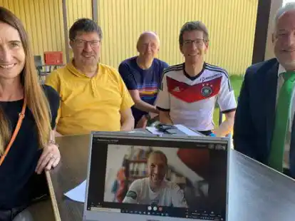 Mit Europameister Jan Fitschen haben sich Tanja Lischewski, Rolf Bultmann, Michael  Meincke und J&ouml;rg Brunkhorst vom Organisationsteam sowie  Bernhard De Bonavom Sponsor AOK am Montag zum Video-Chat getroffen. Norbert Hartfil