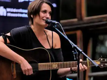 Mit Witz, Charme und feiner Beobachtungsgabe nimmt die Singer-Songwriterin Sandra Otte das menschliche Naturell unter die Lupe