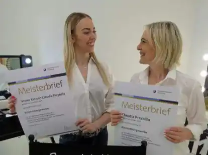 Tochter Vivien Przybilla (links) hat ein halbes Jahr vor ihrer Mutter Claudia die Meisterpr&uuml;fung im Kosmetikgewerbe abgelegt. Foto: