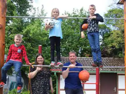 Sind begeisterte Hobbysportler: die Mitglieder der Familie M&ouml;hlmann (von links) Julius, Ursula, Elisa, Marvin und Adrian an den heimischen Reckstangen.