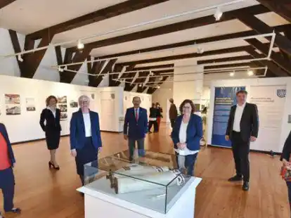 Gruppenfoto der Rednerinnen und Redner (von links):  Ruth Schulhof-Walter, die Oldenburger Rabbinerin Alina Treiger, Dr. Elisabeth Schlesinger, Michael F&uuml;rst, Prof. Dr. Andrea Str&uuml;bind, J&uuml;rgen Krogmann und Dr. Carina Brankovic (Uni).