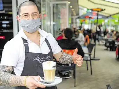 Kaan Saydan, Inhaber vom Akdeniz, gibt einen Daumen hoch: Er ist froh, wieder G&auml;ste empfangen zu d&uuml;rfen.