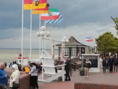 Auch trotz des st&uuml;rmischen und regnerischen Wetters lie&szlig;en  es sich viele Touristen und Wilhelmshavener nicht nehmen, &uuml;ber die S&uuml;dstrand-Promenade zu spazieren.