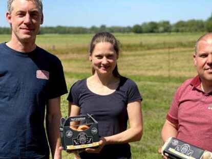 Gert und Janine Gramberg und Thorsten Boekhoff freuen sich auf den Start. Verkauft werden die Freilandeier in schwarzen Verpackungen.