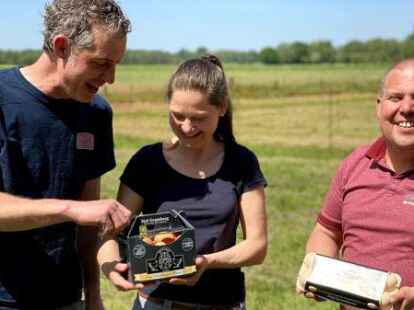 Gert und Janine Gramberg und Thorsten Boekhoff freuen sich auf den Start. Verkauft werden die Freilandeier in schwarzen Verpackungen.